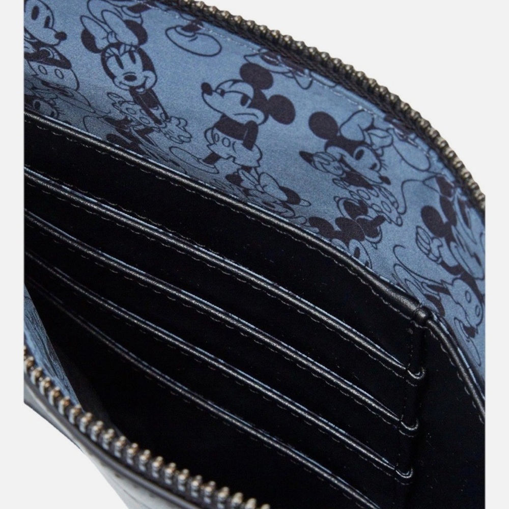 Loungefly Disney Mickey & Minnie
Silhouette Allover Embossed Wristlet
Pouch NWT - Picture 8 of 8